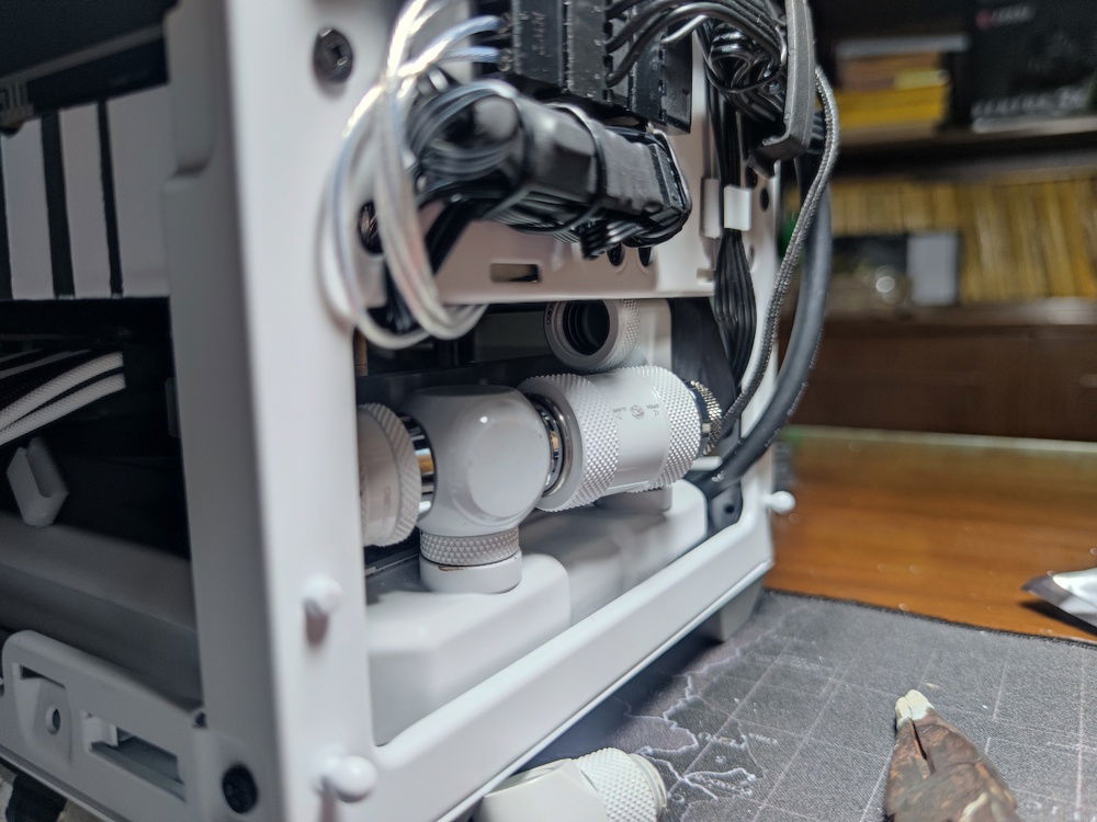 A closer view of the drain system. It was super tight in this area due to my mistaken assumption that my tubes would fit under the PSU cage (it woyld not due to the PSU cables - even after cable management.)