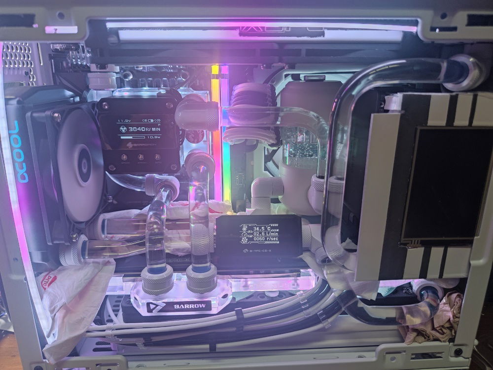 It was a relief getting the water to start moving. each fill up of the reservoir needed 5 to 10 minutes of lifting the whole PC and then tilting, dangling, upending the case for the bubbles to collect and water to move from one component to another.