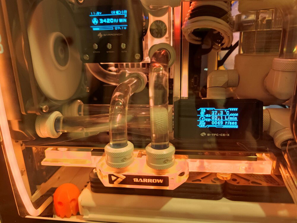 With the black and white GPU power cables gone, the scene through the side glass is much sleeker and cleaner.