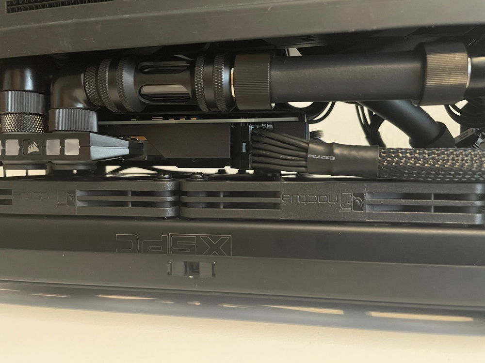 Here you can see the clearance between the fans and GPU block. A thicker radiator wouldn’t have fit.
