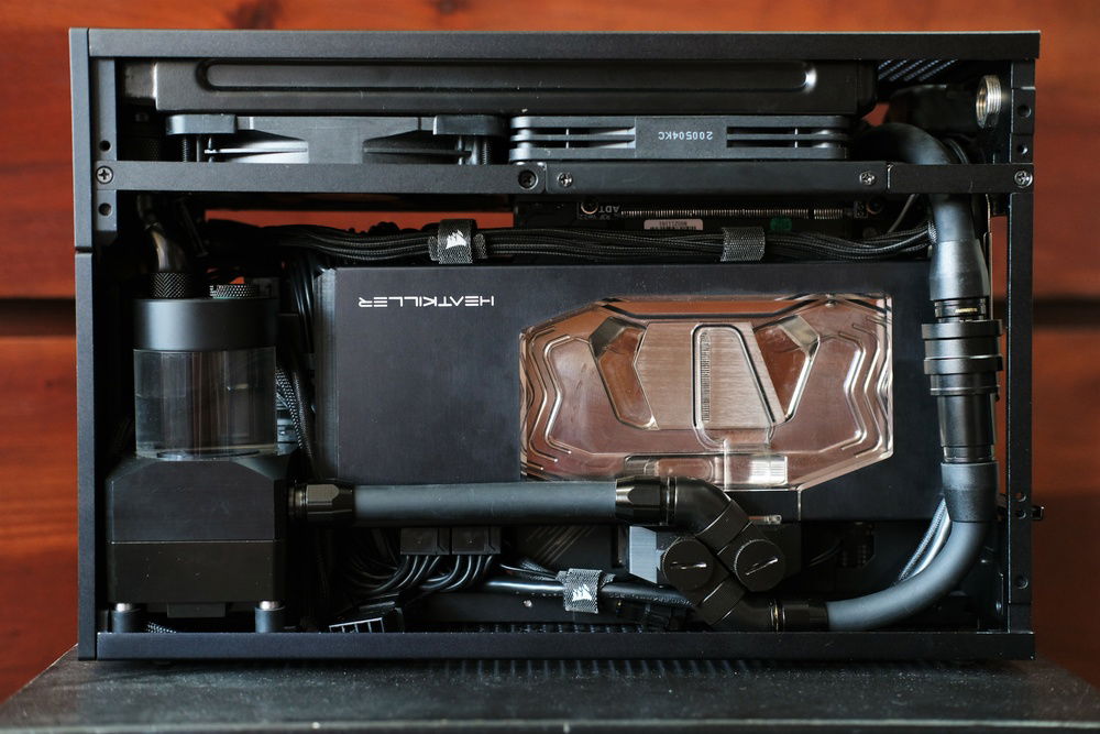 Side shot of the GPU side! 3090 Trinity undervolted to 1920mhz at 850mv, pulling 290w of heat. The Heatkiller V block keeps GPU temp delta at 10-12C over coolant, which is absolutely awesome. Plus it's one of the sexiest block out there, imo. 

Barrow integral DDC pump block fits snug beside the GPU. It's convenient to have a tank for fill.