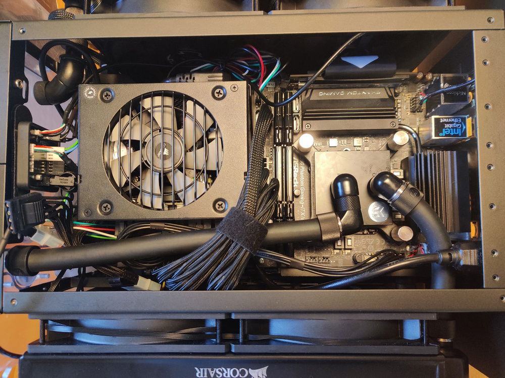 Tube runs done on the CPU side. This is the side you don't see so I didn't bother with the RGB Bling over here.