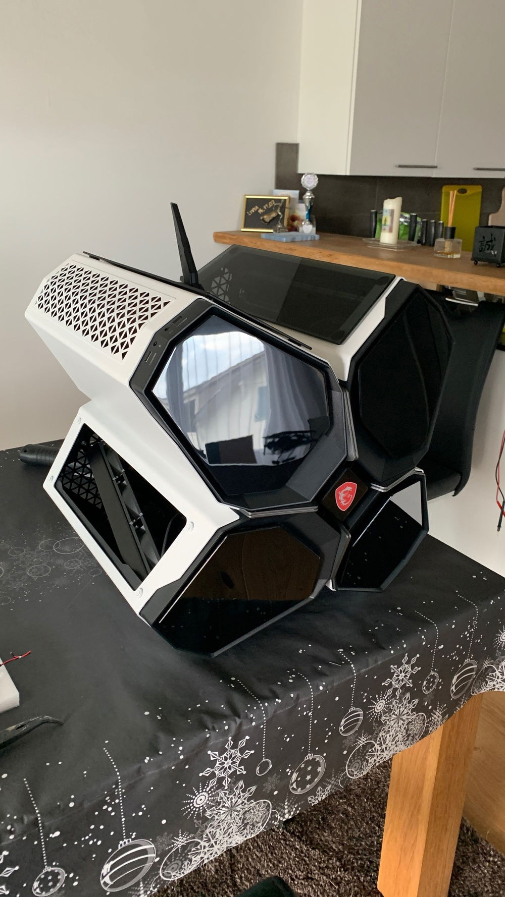 Internal AIO carrier re-purposed as air exhaust grid on the top casing. Looks as if intended.