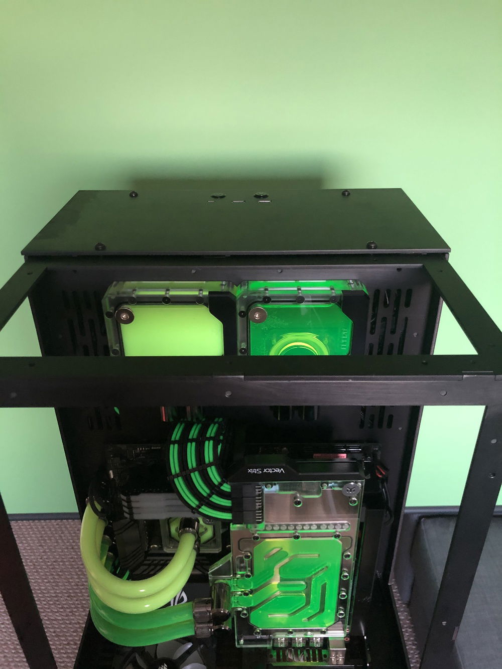 Can see computer components from 4 sides.