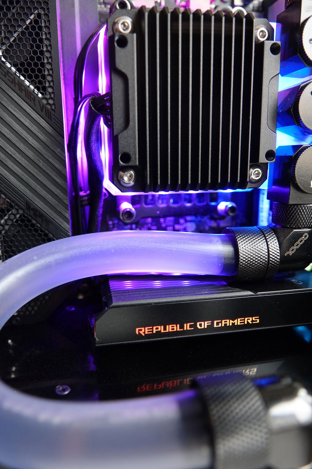 Shortened and sleeved pump cables - now a single 4 pin for the motherboard (supports 36W)