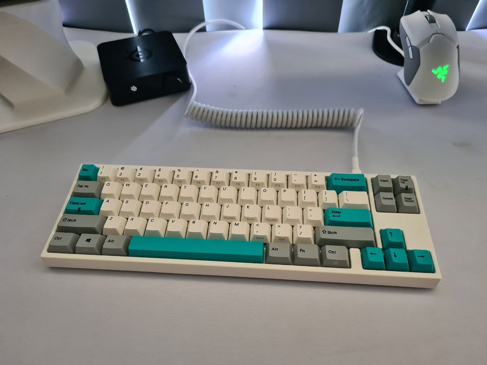 Vermilo keyboard.
JuJu cable