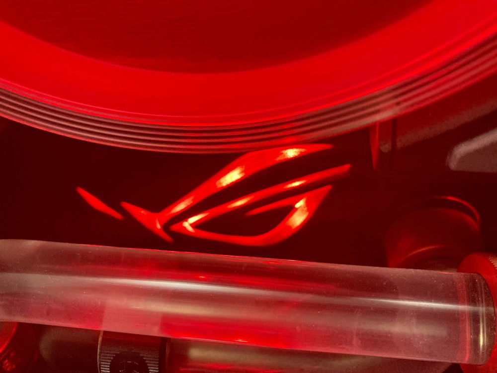 Asus logo cut with the CNC in acrylic and lit up with RGB.
It’s located just below the 2 rear fans behind the tubing.