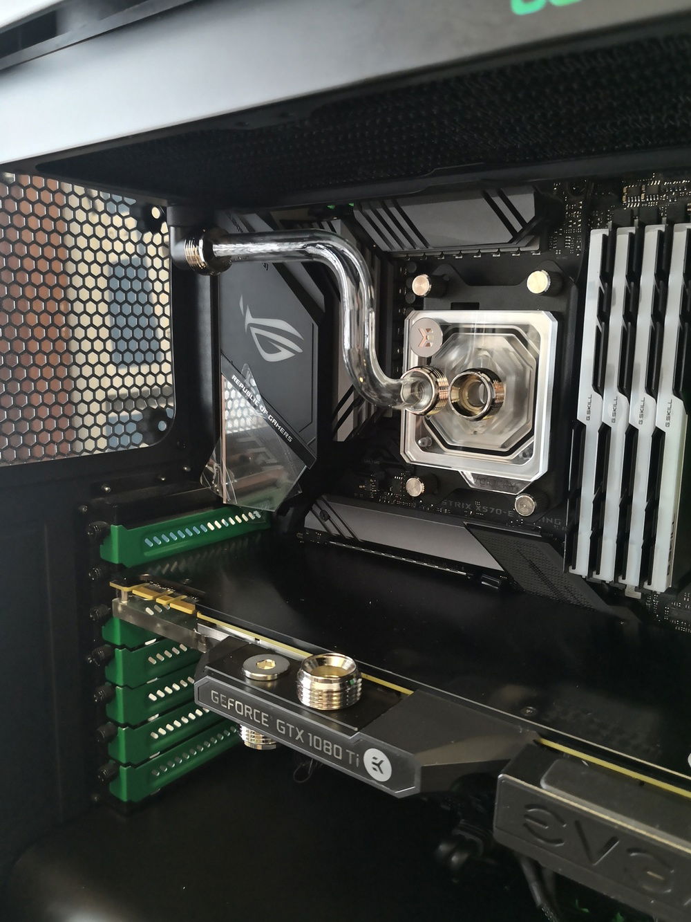 This bending between cpu block and radiator took a couple retries.