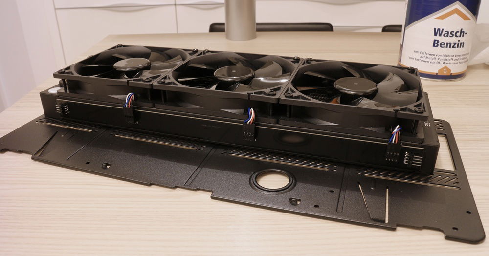 Custom PCB to connect all the fans without any cable clutter.