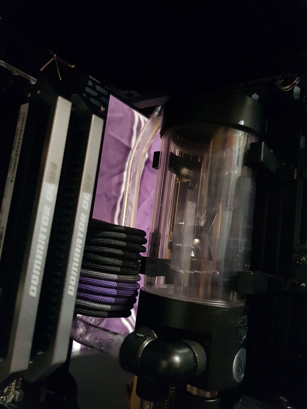 The rarely-seen res return line. I like how it wraps around the 24pin cable