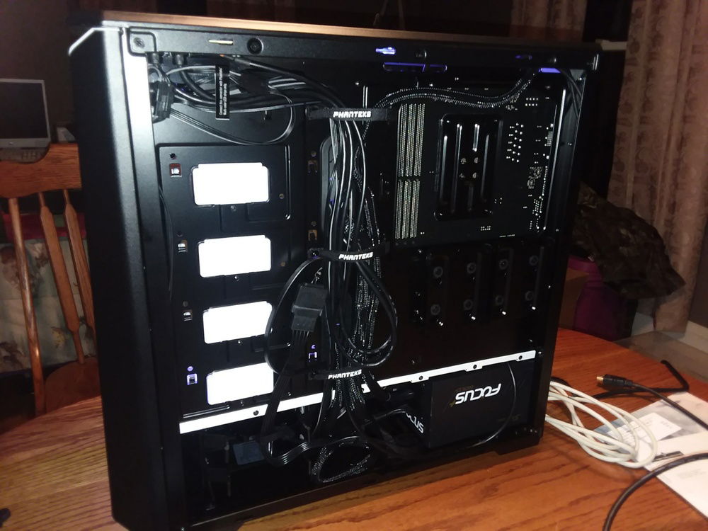 Cable management was easy thanks to the included velcro straps.