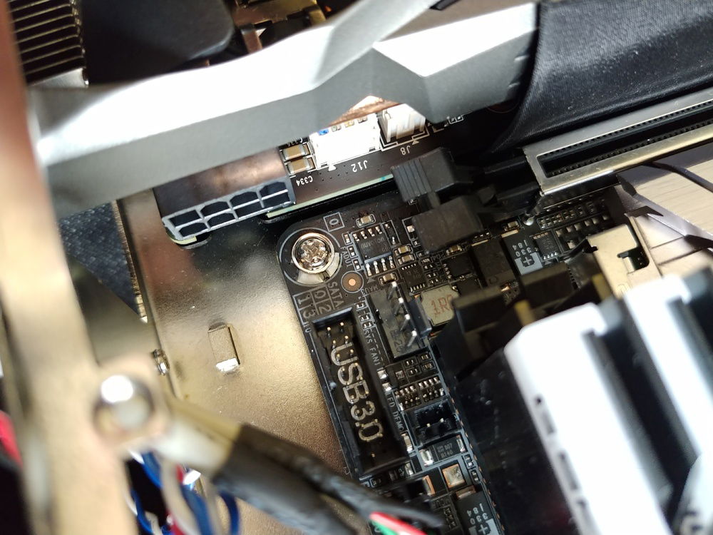 Very tight clearance between GPU and mobo
