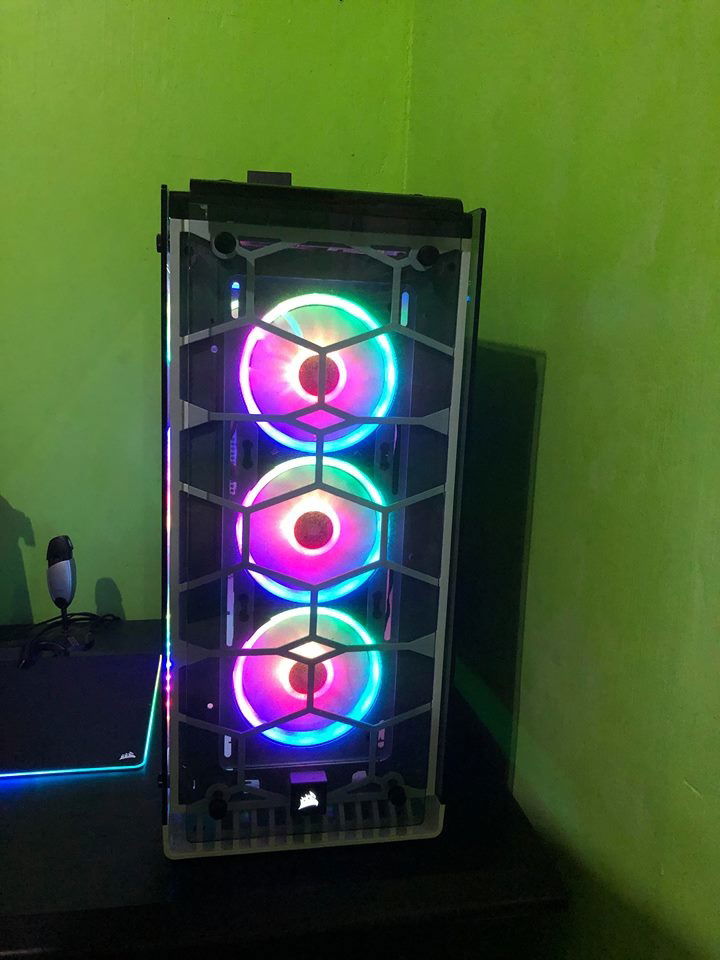 Front casing with 3x LL120 RGB case fans.