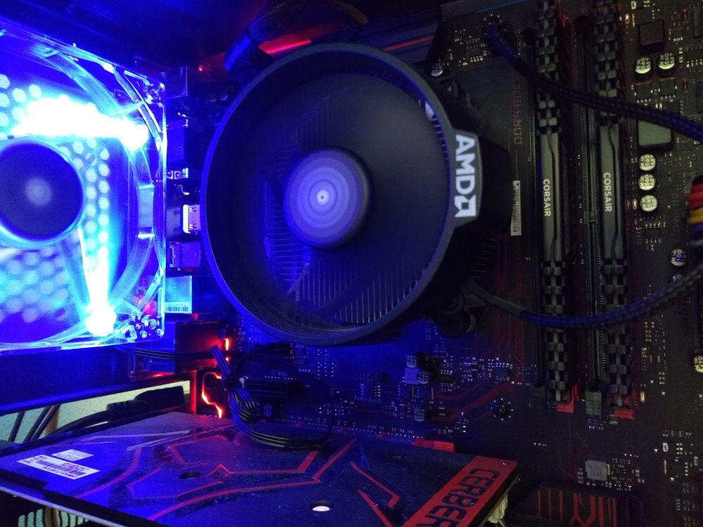 Inside of the case:
* Ryzen 5 1600 with stock cooler
* 2x4GB DDR4 3000Mhz
* GTX 1050ti