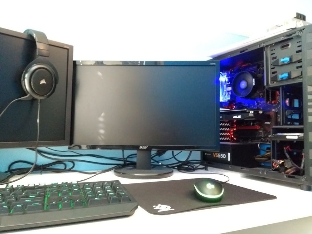 My setup (Crappy cable management, yes)