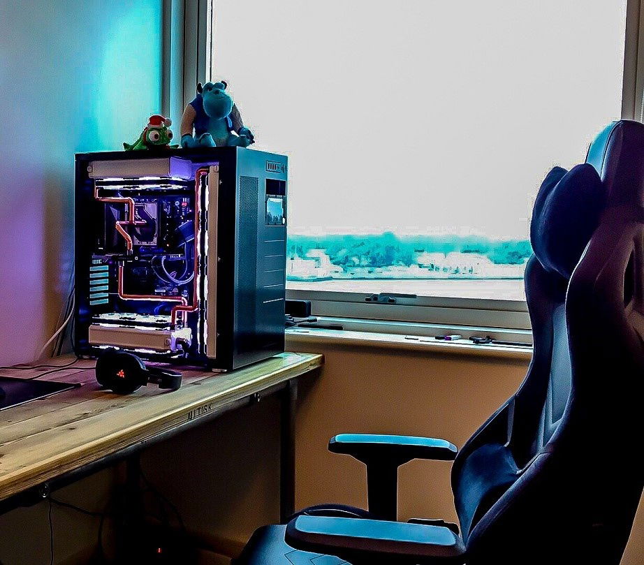 8Pack Lian Li... Big Boy. This picture is actually of the 8700k swapped in on an Asus Apex X!