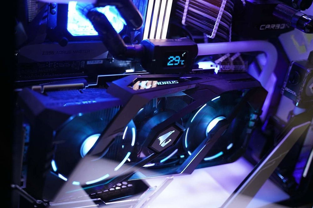 Using CableMods new vertical GPU bracket I was able to show off Aorus's new RTX Xtreme edition GPU