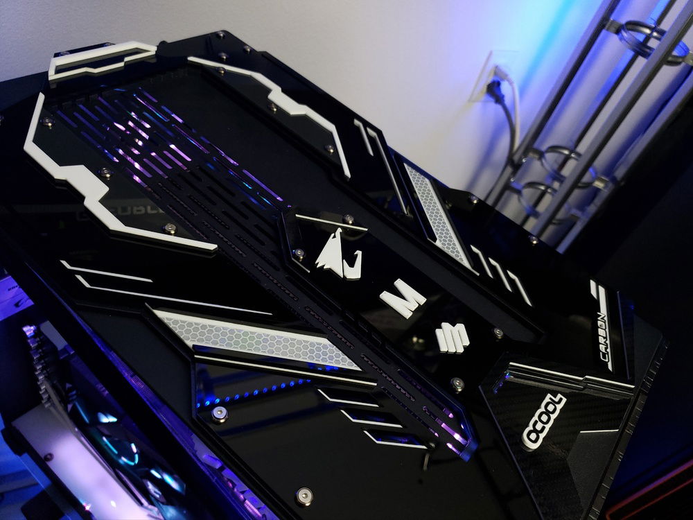 The top of the Carbon case mod has a lot of little detail work which gives it ny signature futuristic/tech/auto inspired look.