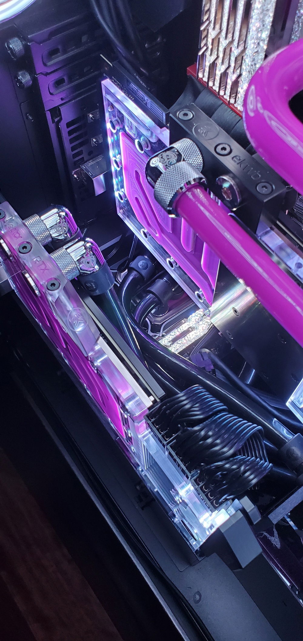 LOOK CLOSELY.  Poor Intel buried beneath both video cards LOL