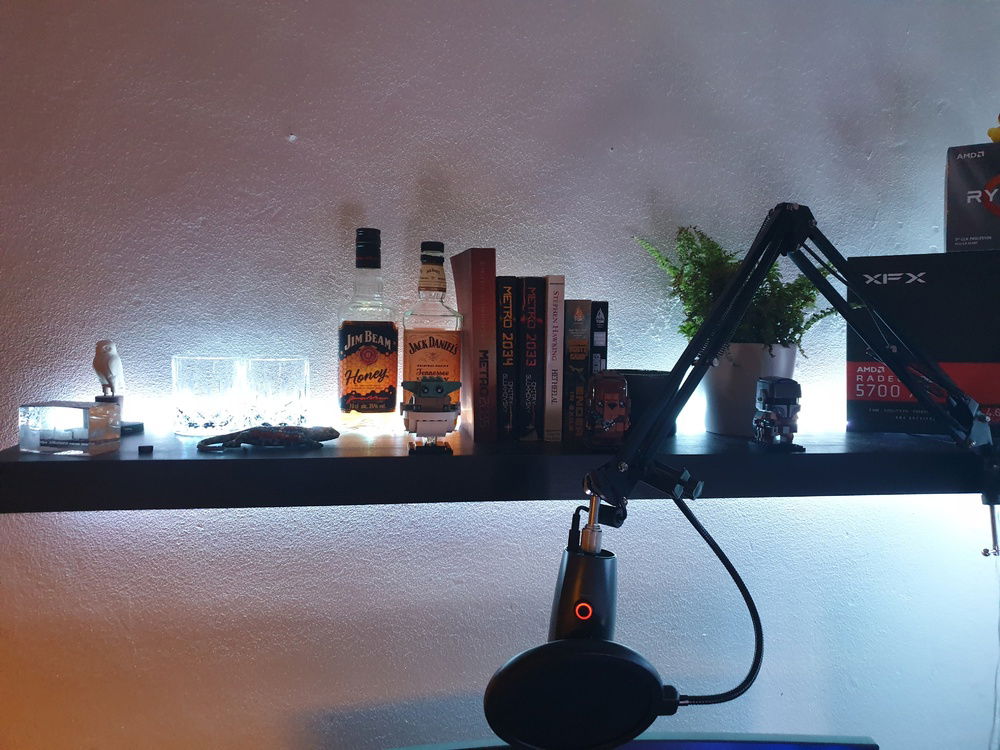 Left shelf with boomarm and microphone