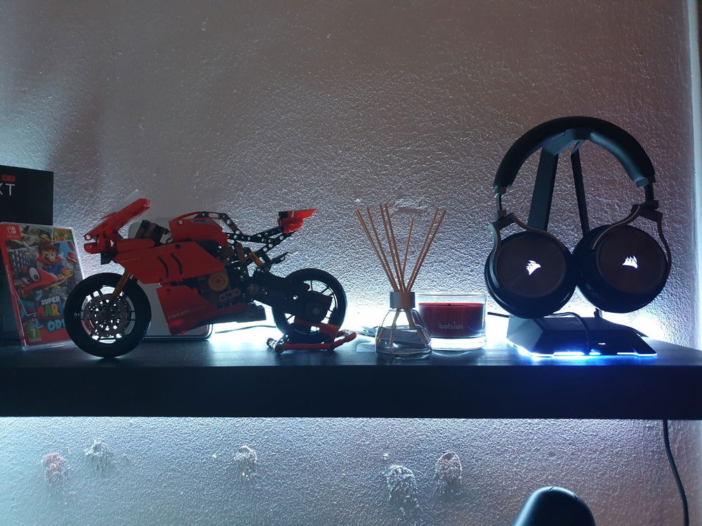 Right shelf with headsetholder and headset