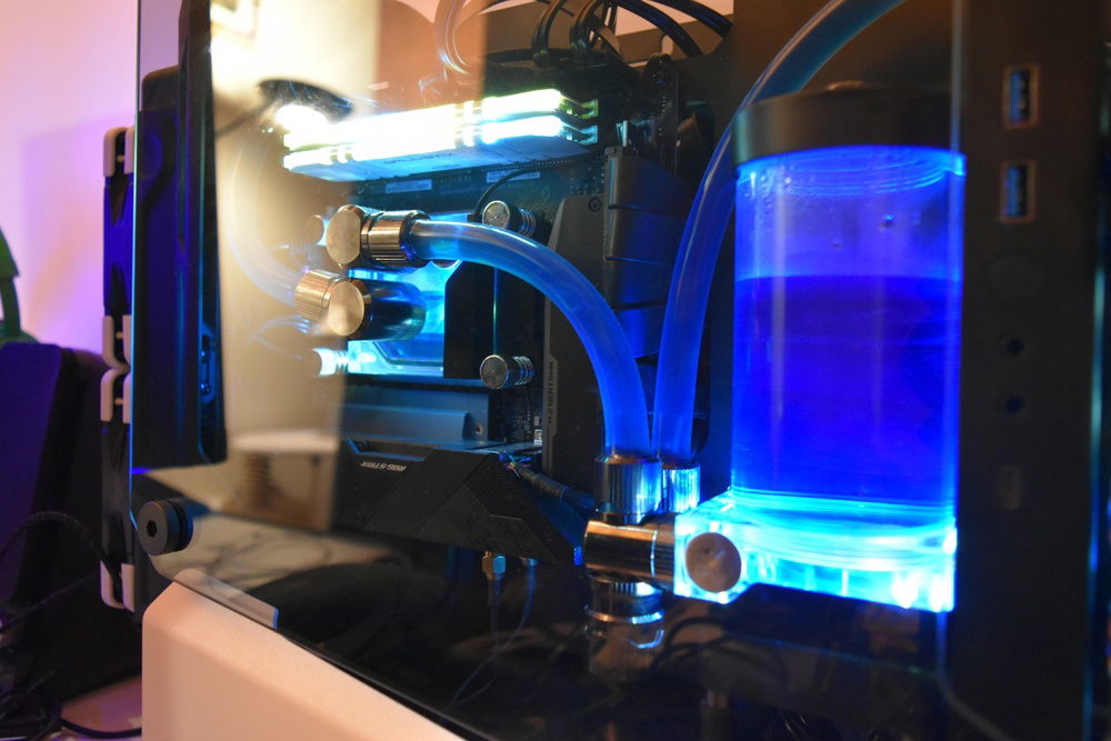 Side, pump-reservoir combo
