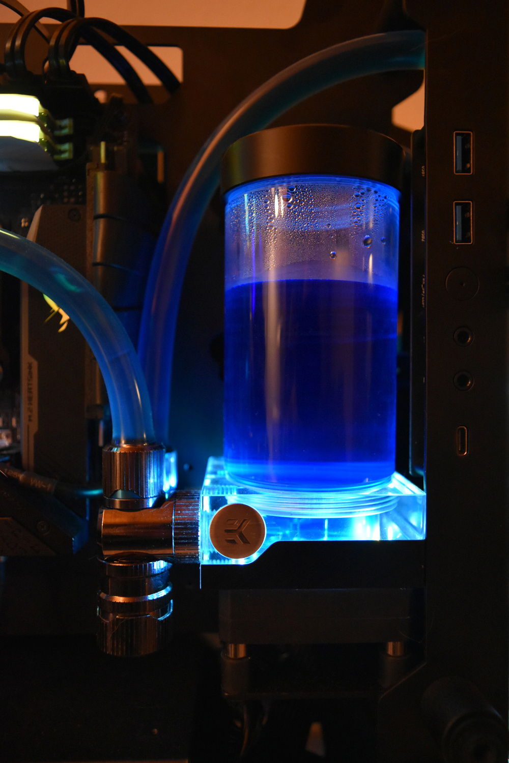 Side, pump-reservoir combo close-up