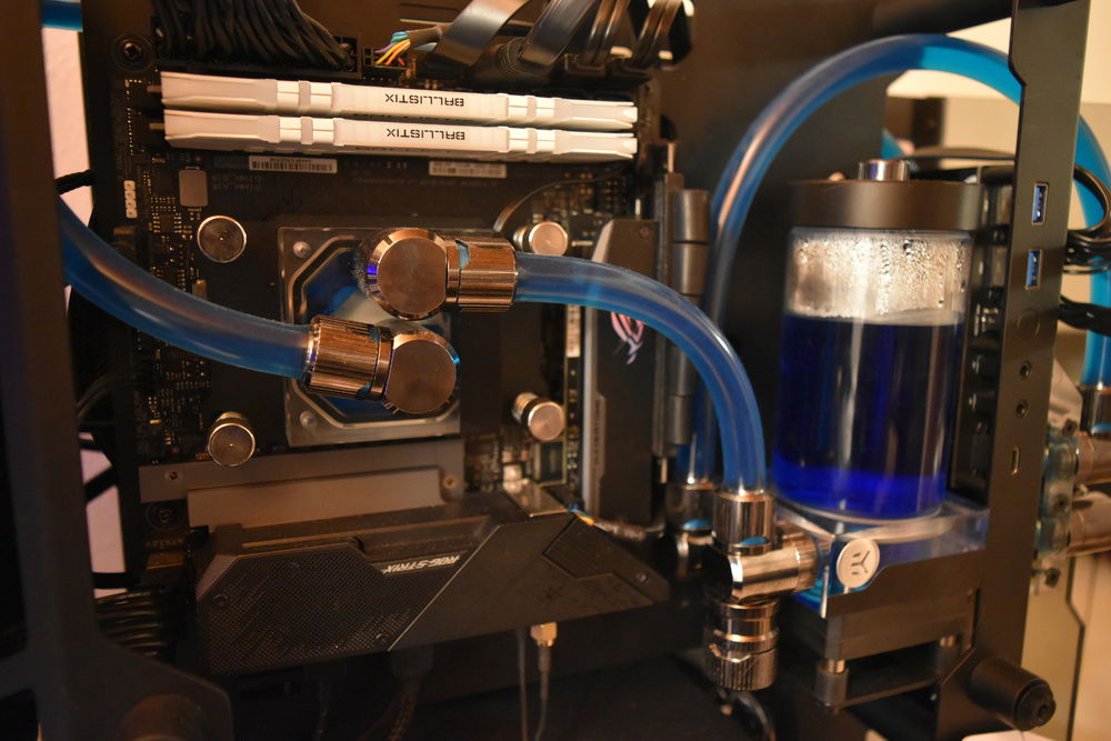 Side, CPU waterblock and pump-reservoir combo, lights off