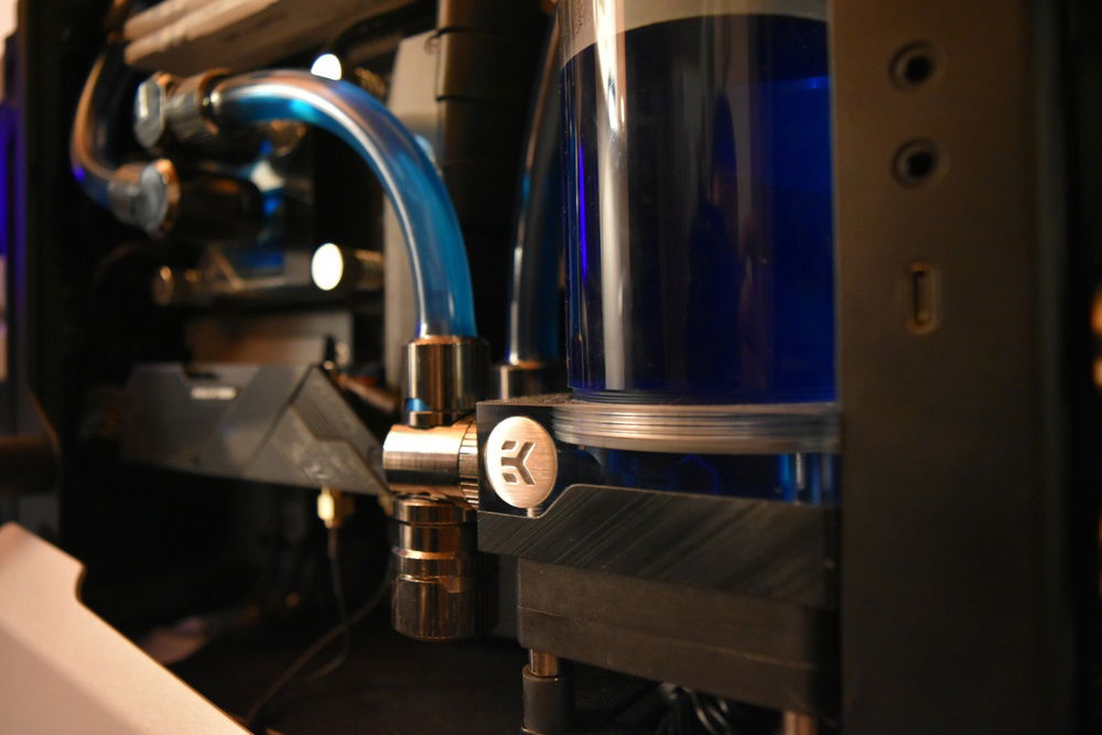 Side, pump-reservoir combo close-up, lights off