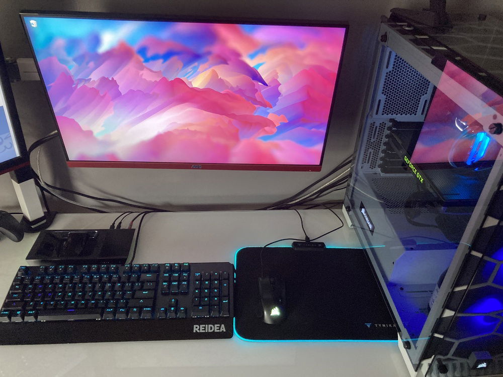 Better view of desk and keyboard.