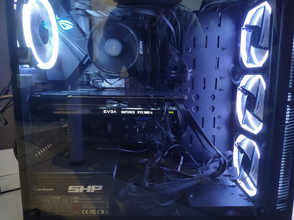 Side view, case doesn't has a psu basement so cable management is a bit messy