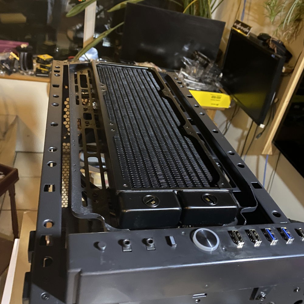 Top 360 radiator served by the two 200mm fans