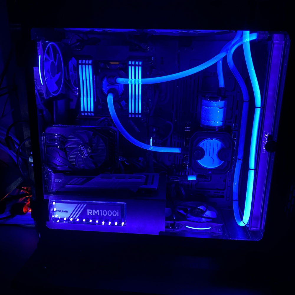It has Mayhems X nuke blue uv in so there is a rim of led up lighting on the inside edge of the case.
