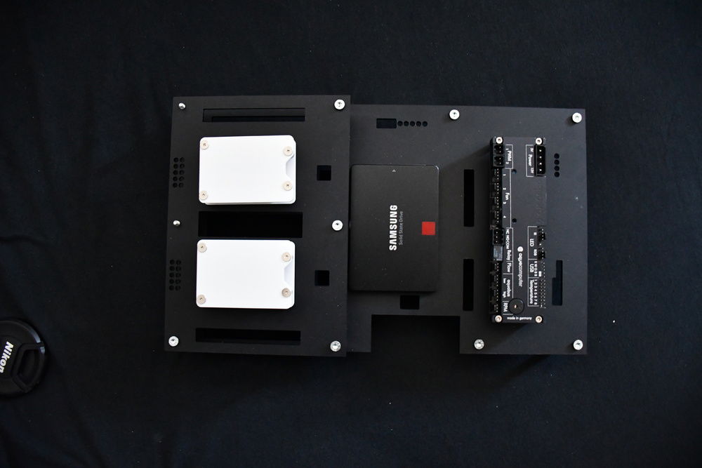 Mounting-Plate for the Aquaero, the ssd and some rgb-hubs. Mounting Position in the back above the PSU