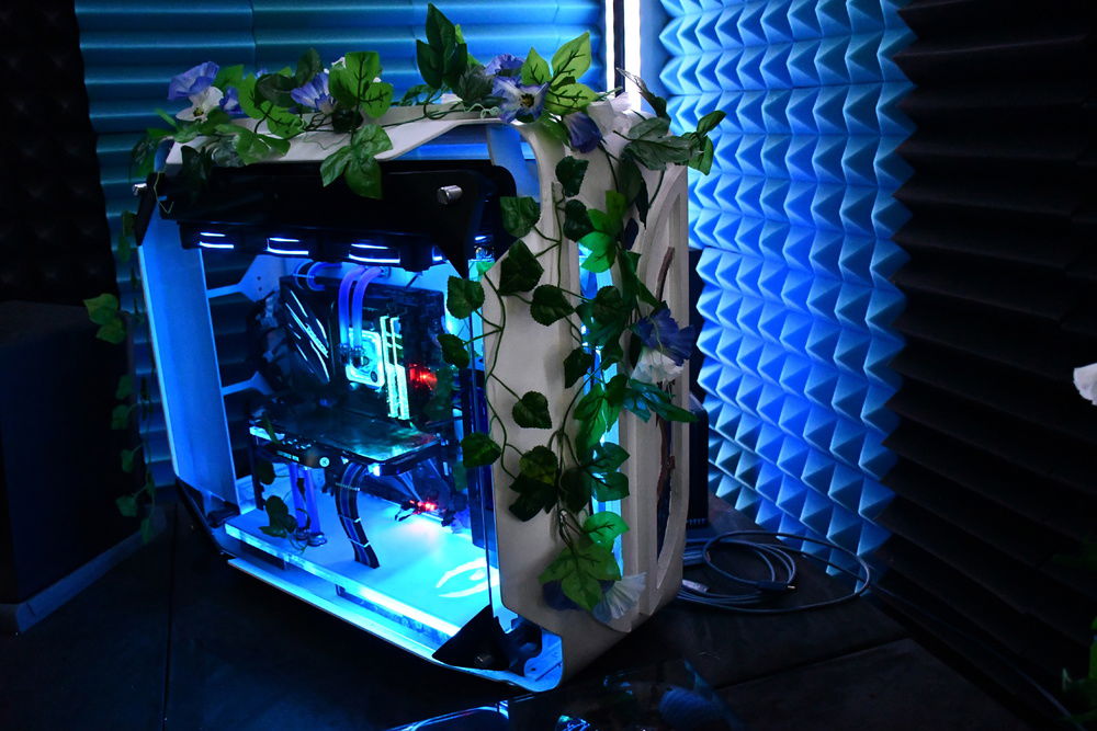 latest update... friend of mine said that i need something green in my room, so i decided to put some fake flowers on my pc... also it looks mor like a ruin now^^