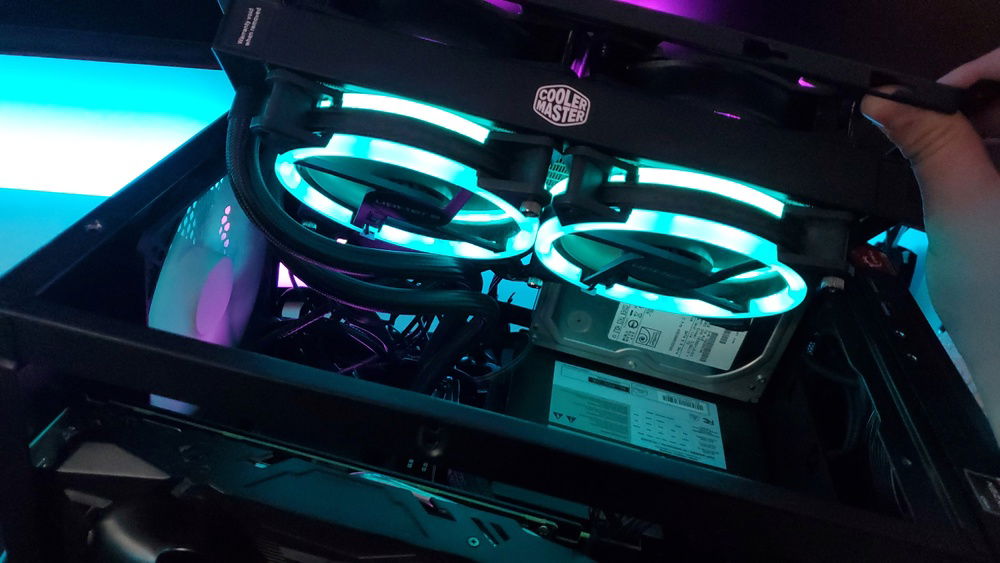 Another view of the push-pull setup, here you can see the uphere fans on the bottom of the rad.