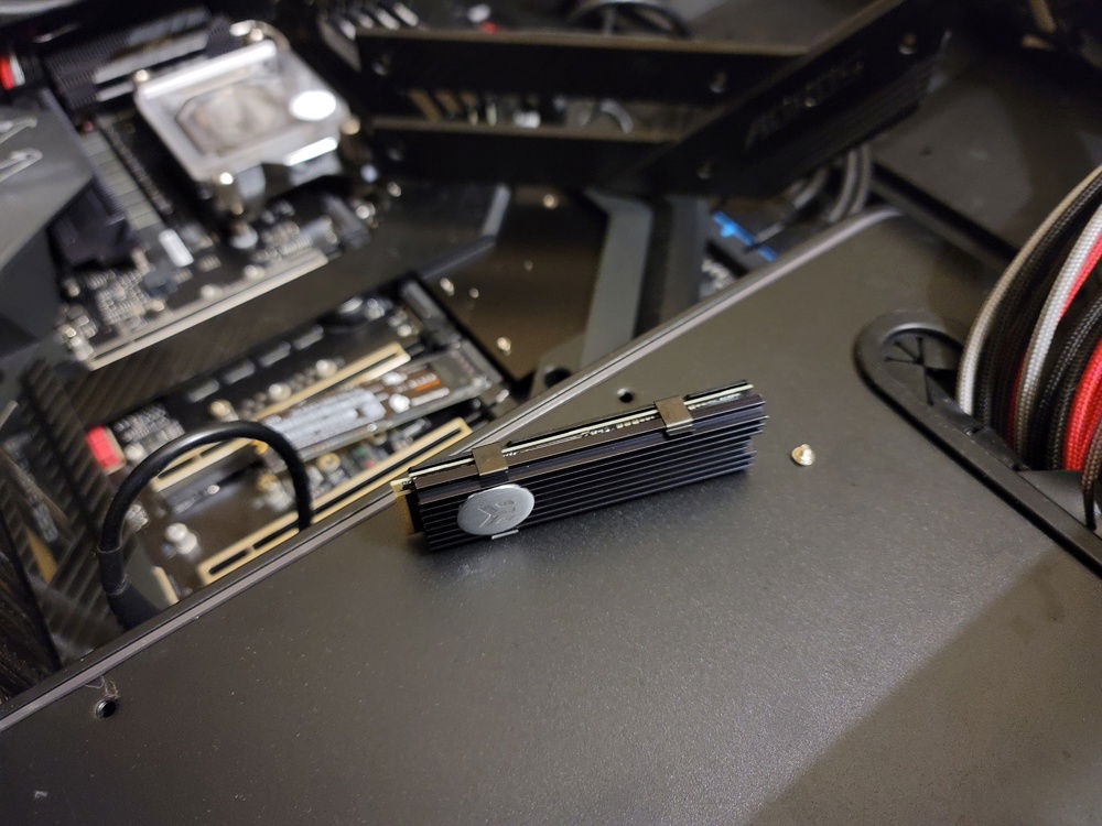 The single sided WD SN850 was swapped in here as the sabrent nvme was too thick to fit the heat spreader.