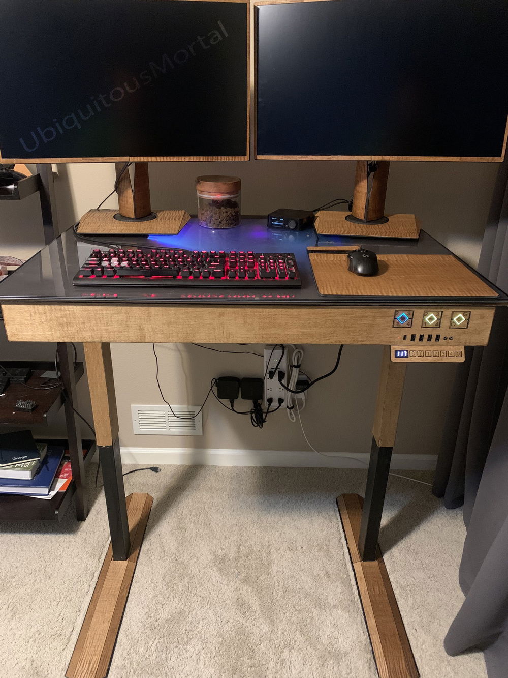 Front Detail of the Case / Desk