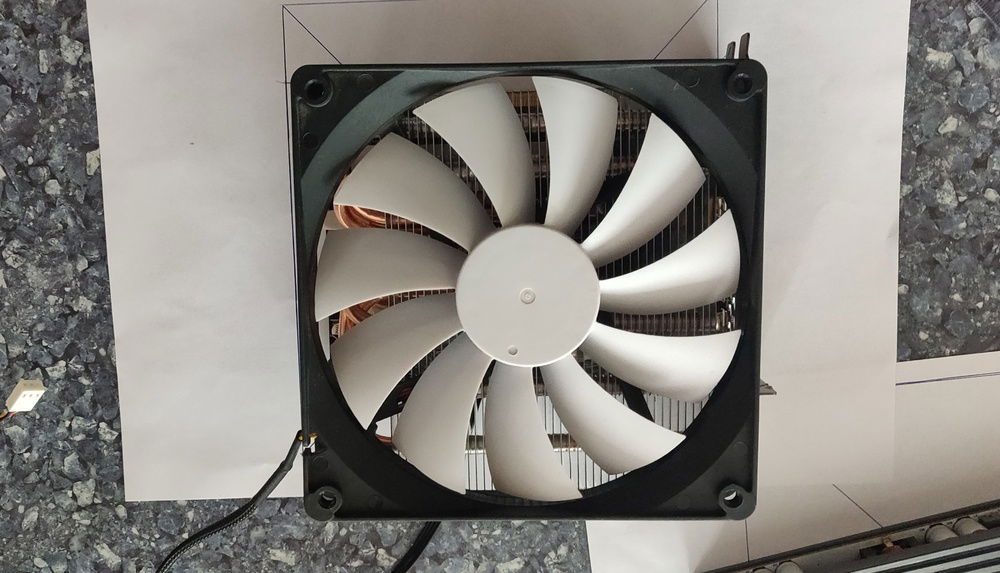 Top side with 140mm fan