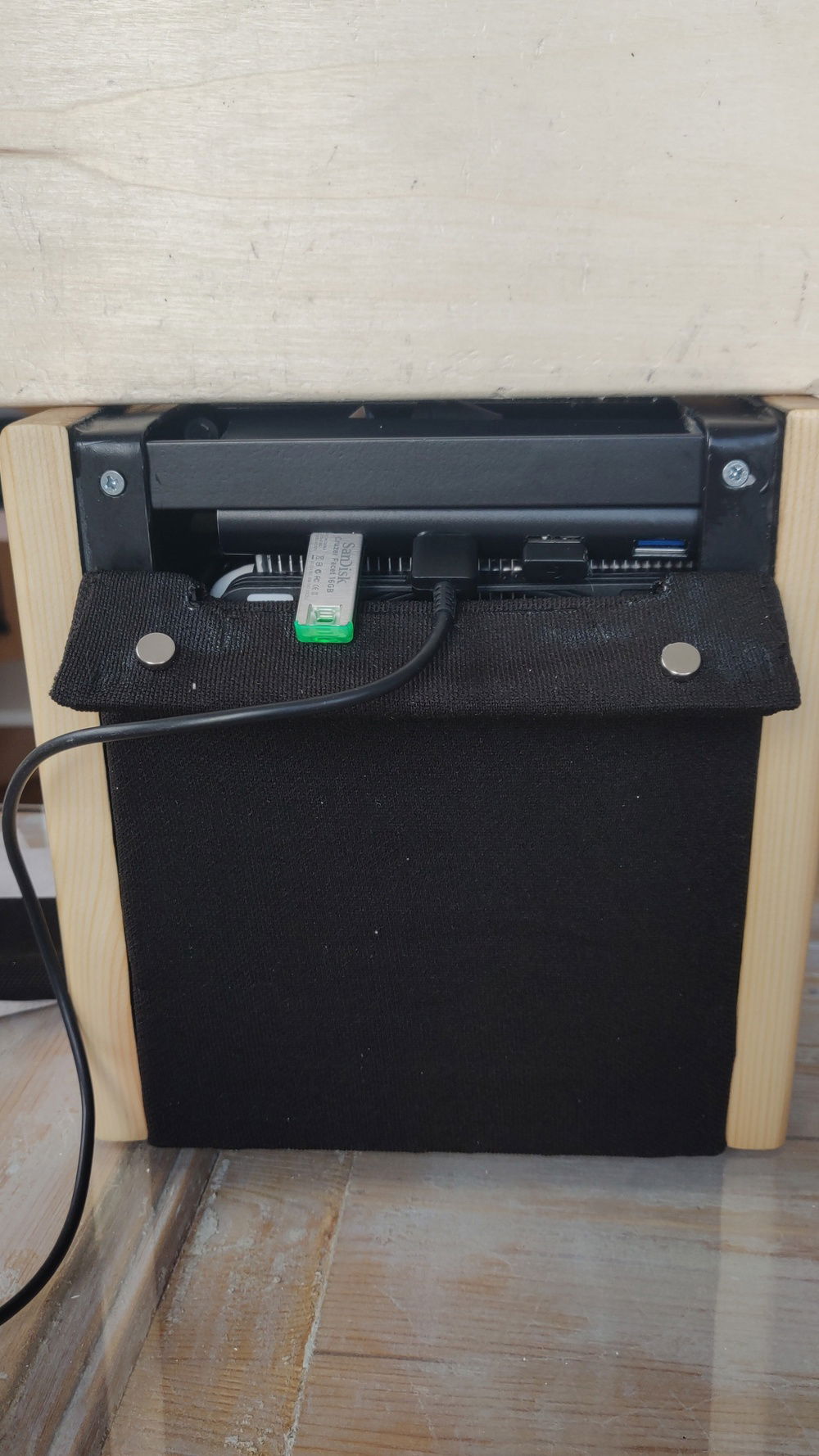 Side panel hinge to access the hub, wireless receivers up to few mm longer than the logitech fit with the panel closed