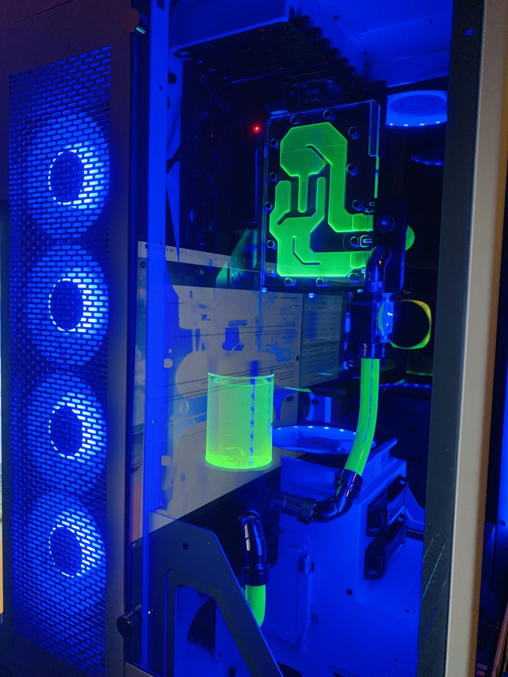 The GPU water block looks very cool with the Acid Green Cryofuel from EK