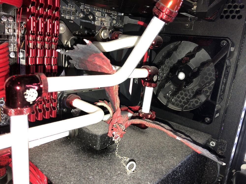 Claw scratch fan grill