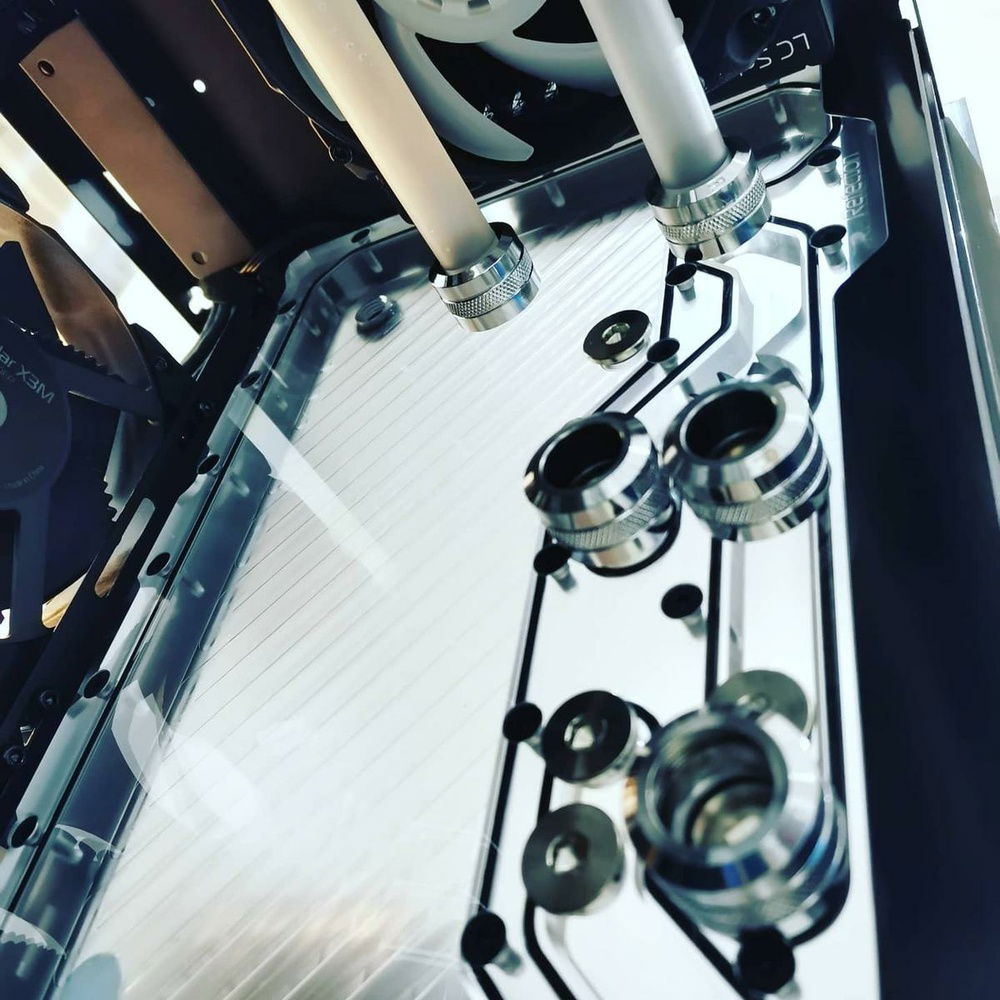 I realised early on in the planning process that 16mm fittings with big collars like these will not work with this distro plate. I went back to 13/10mm