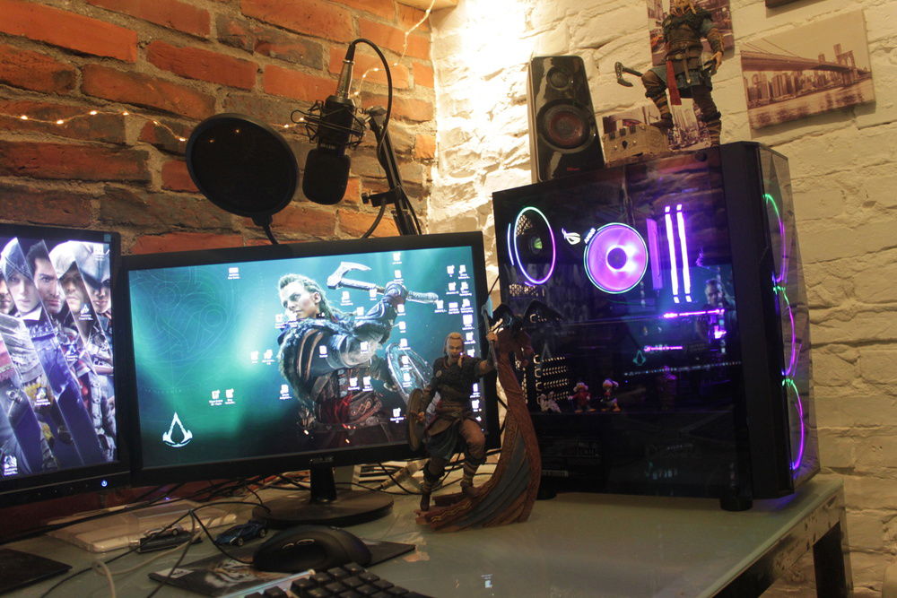 The corner in wich my gaming PC stands with the statues from Assassins Creed Valhalla