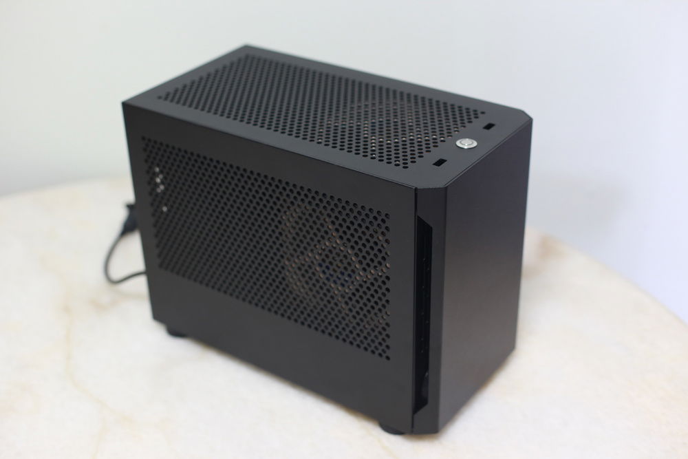 As a future mod, I'd like to laser cut my spare window panel so that it becomes vented - and then I can have the best of both worlds. Just love seeing the full sized cooler in this case and maximize airflow.