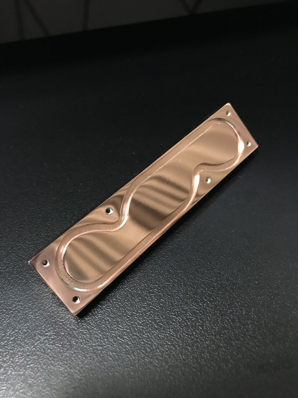 The block surface is polished with wet/dry sandpapers and abrasives.
The surface must be polished before the nickel plating process, otherwise the polishing marks will appear on the plating, so the surface treatment must be done carefully.