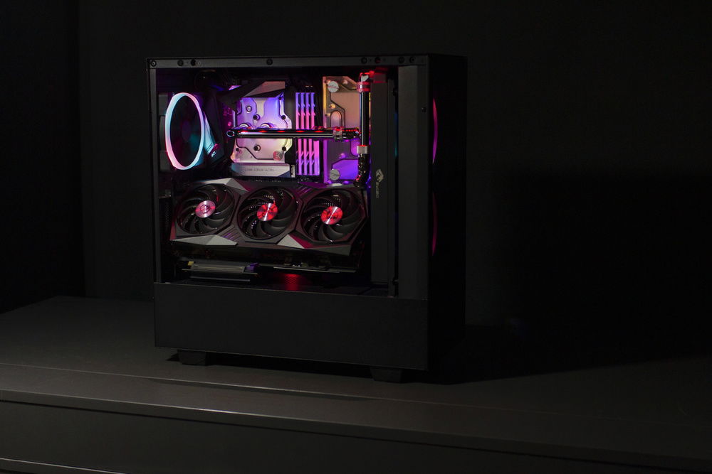 Minimalistic build with custom distro plate and 45 degree GPU bracket. Using EKWB monoblock and chrome tubes.