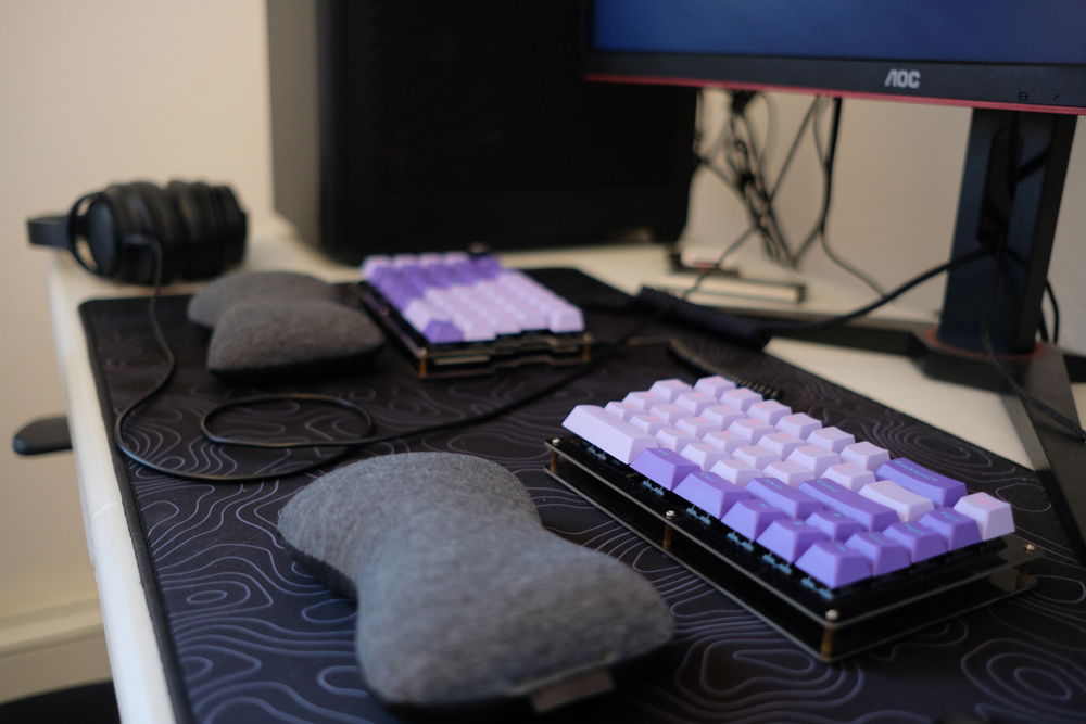 Close up: Keebio Quefrency R2 with NovelKeys PBT Vaporwave Keycaps. In the back, my AudioTechnica ATH-SR50s are visible.