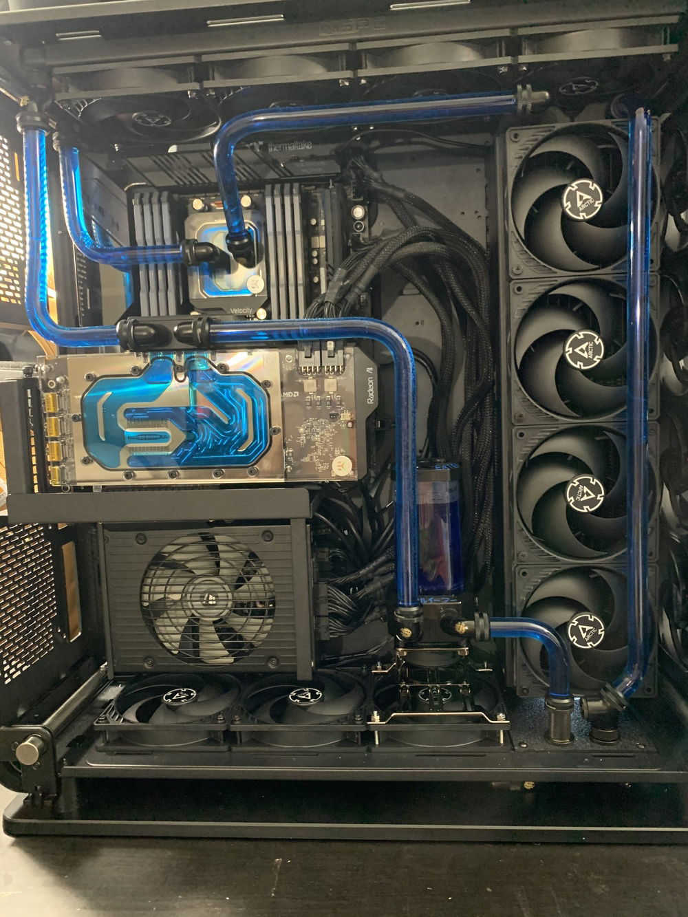 Trying to show a better image of the water cooling loop with out LEDs on, Passthrough’s under 480 radiator.