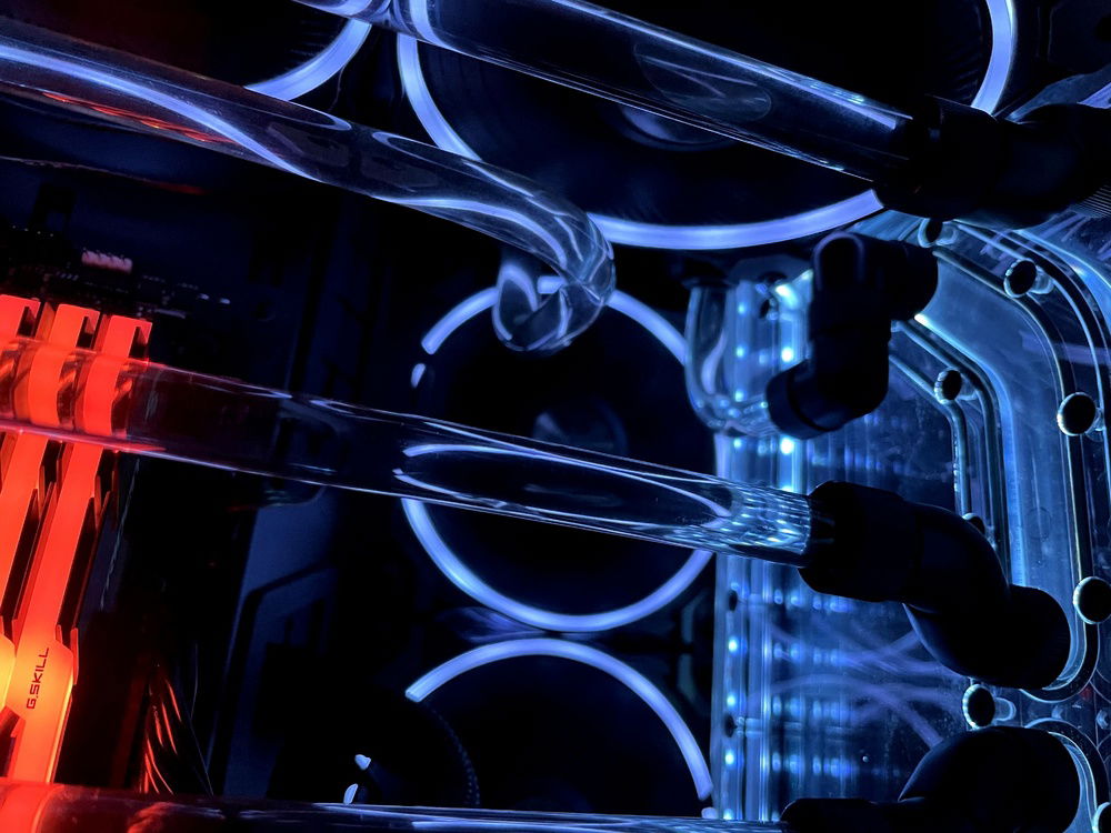 Acrylic tubes going up into the back radiator.